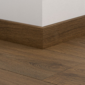 Плинтус ПВХ прямой для LVT Pergo PGVSK40307 Дуб характерный темный 2400х12х58 в интерьере