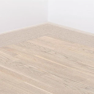 Плинтус шпонированный Tarkett OAK NORDIC 60х16х2400 в интерьере